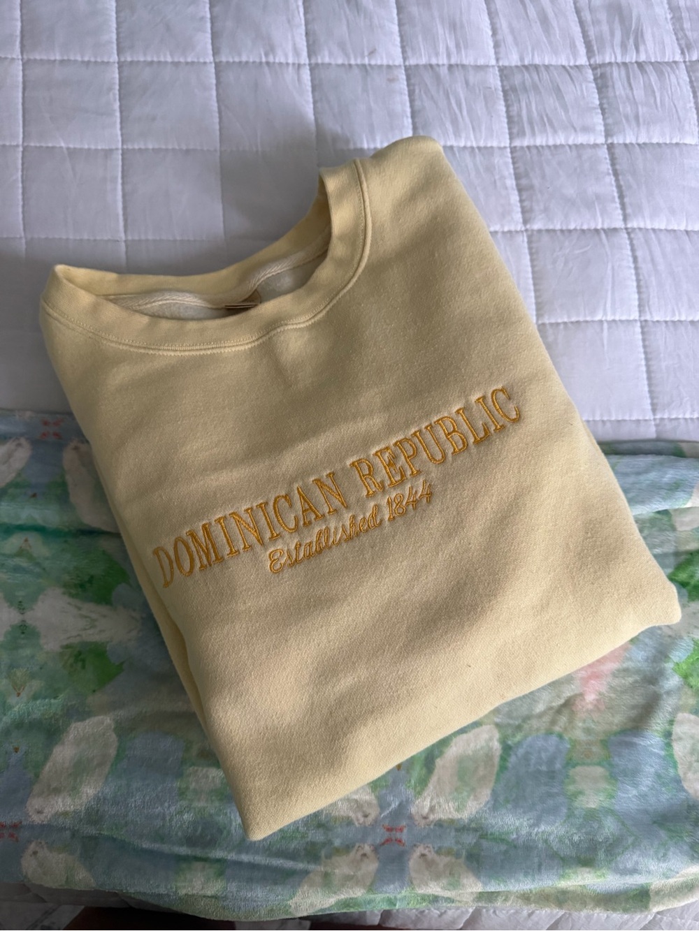 Yellow "Dominican Republic" Embroidered Crewneck Sweatshirt